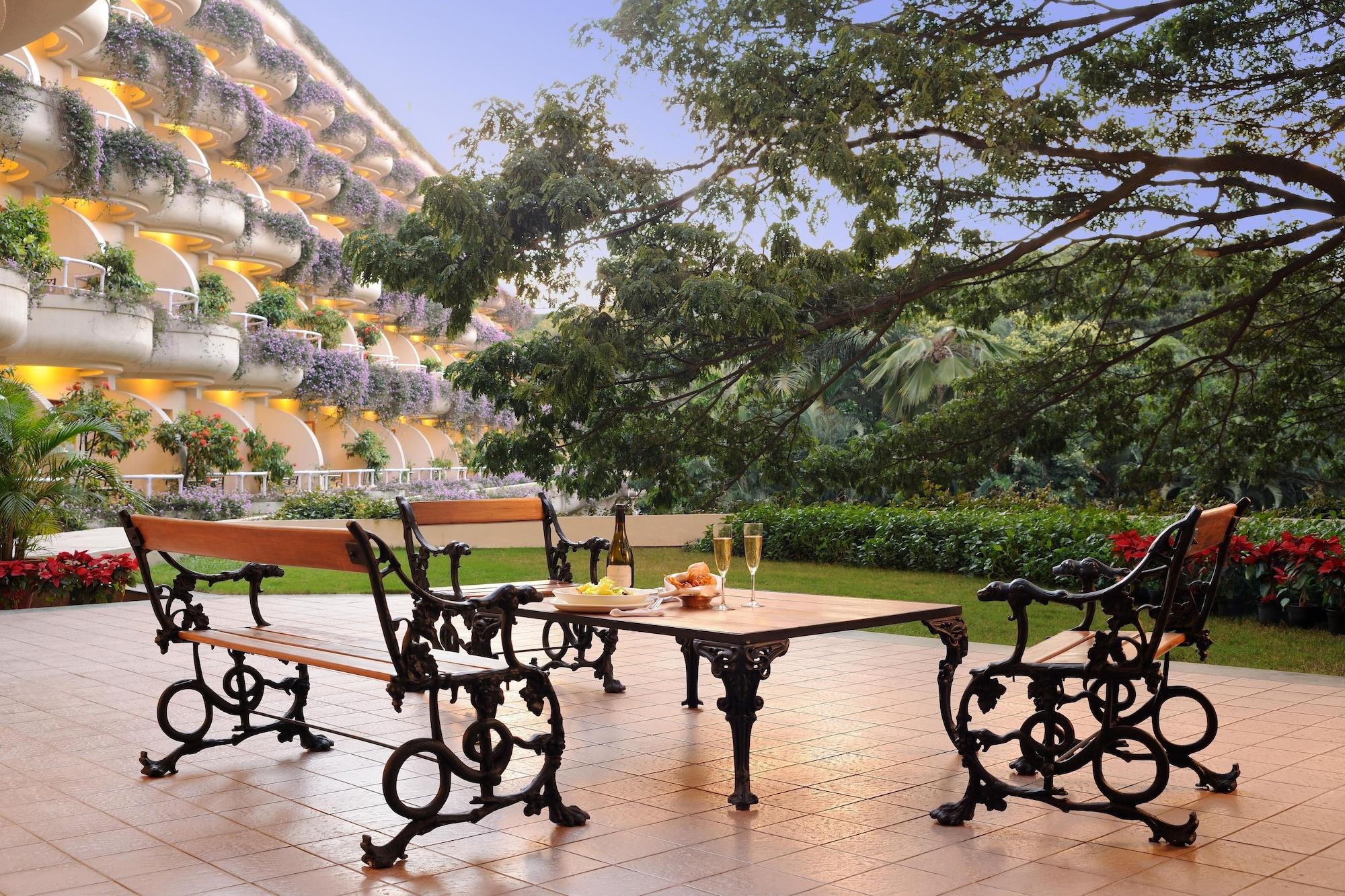 The Oberoi Bengaluru Hotel Екстериор снимка The hotel's garden