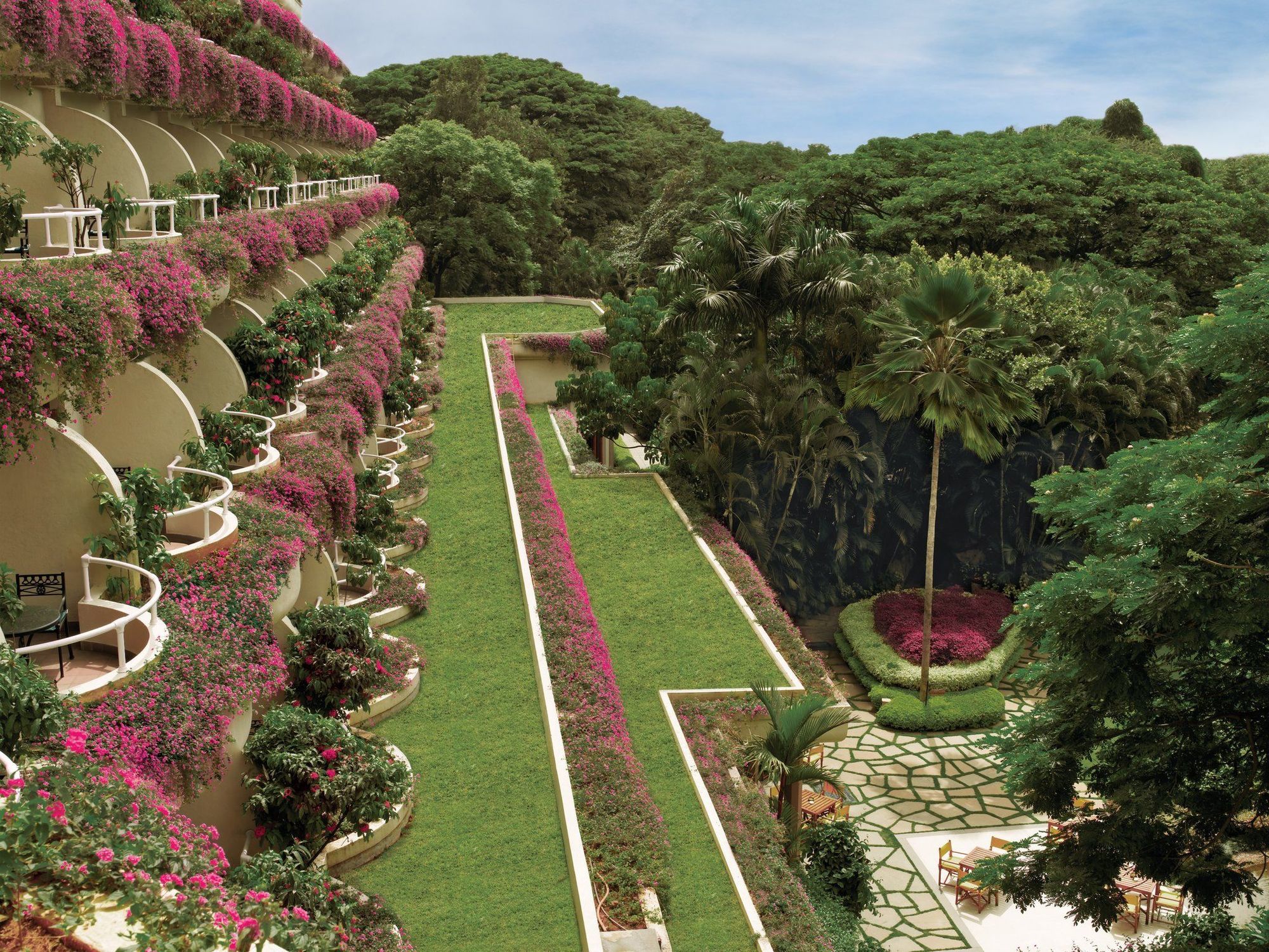 The Oberoi Bengaluru Hotel Екстериор снимка The Banyan Tree resort in Phuket, Thailand